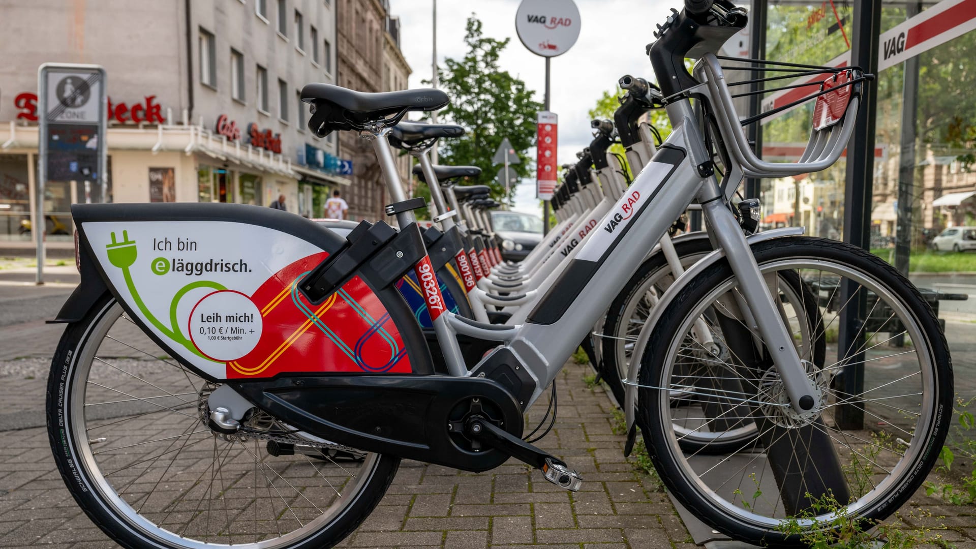 Eines der neuen Pedelecs: Der Spruch "ich bin eläggdrisch" weist die Nutzer in bestem Fränkisch darauf hin, dass es sich um kein normales Rad handelt.