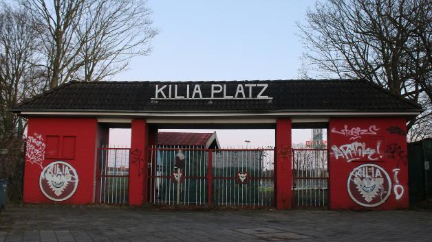 Die Türen des Kilia-Stadions am Hasseldieksdammer Weg, hier der altehrwürdige Eingang auf der Seite der Haupttribüne, öffnen sich am Samstag, 13. September, nur für diejenigen, die im Vorverkauf eine Eintrittskarte erworben haben.