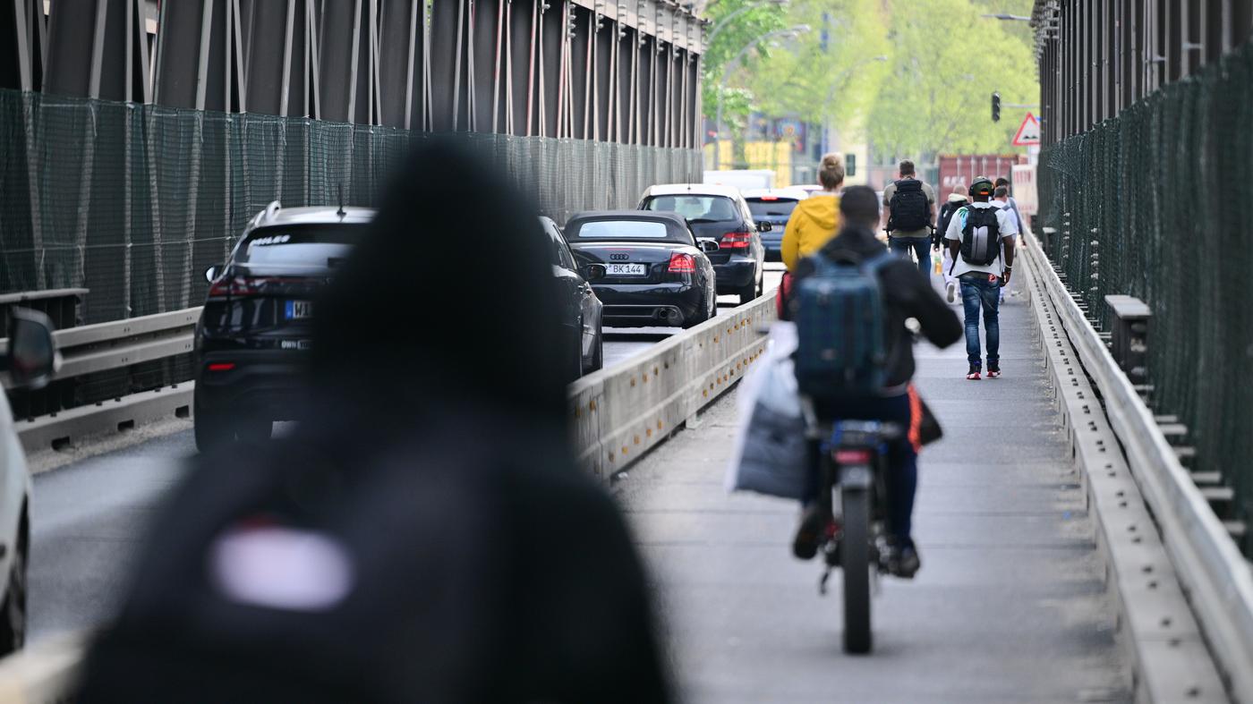 Berliner Senat will Radweg auf der Elsenbrücke in Autospur umwandeln