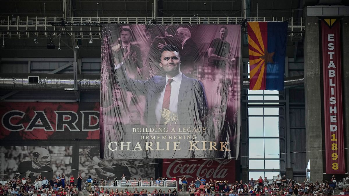Verklärung nach Attentat: Großer Andrang bei Charlie-Kirk-Gedenkfeier