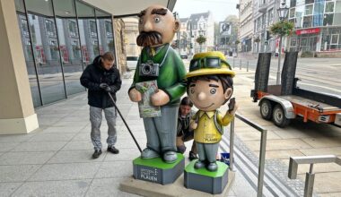 Kunst aus Kunststoff - Plauen bekommt neue Vater-Sohn-Figuren