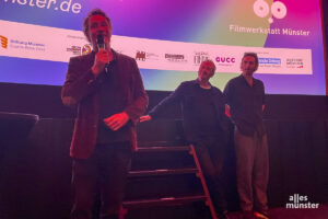 Regisseur Jan-Willem van Ewijk (links) beantwortete mit den Hauptdarstellern Gijs und Reinout Scholten van Aschat viele Fragen zu dem Film „Alpha.“ (Foto: Ralf Clausen)