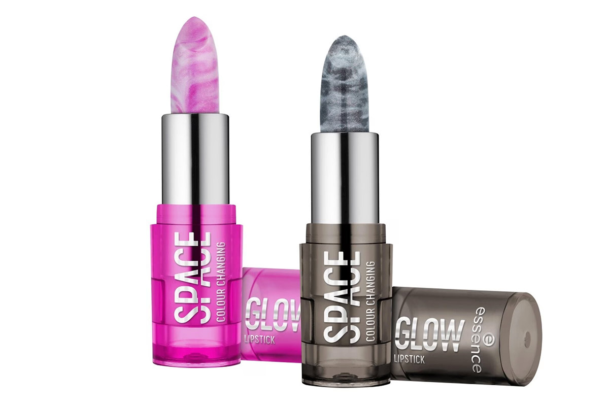 Zwei Essence Space Glow Lippenstifte mit geöffneten Kappen und herausgedrehten Lippenstiften auf hellem Hintergrund