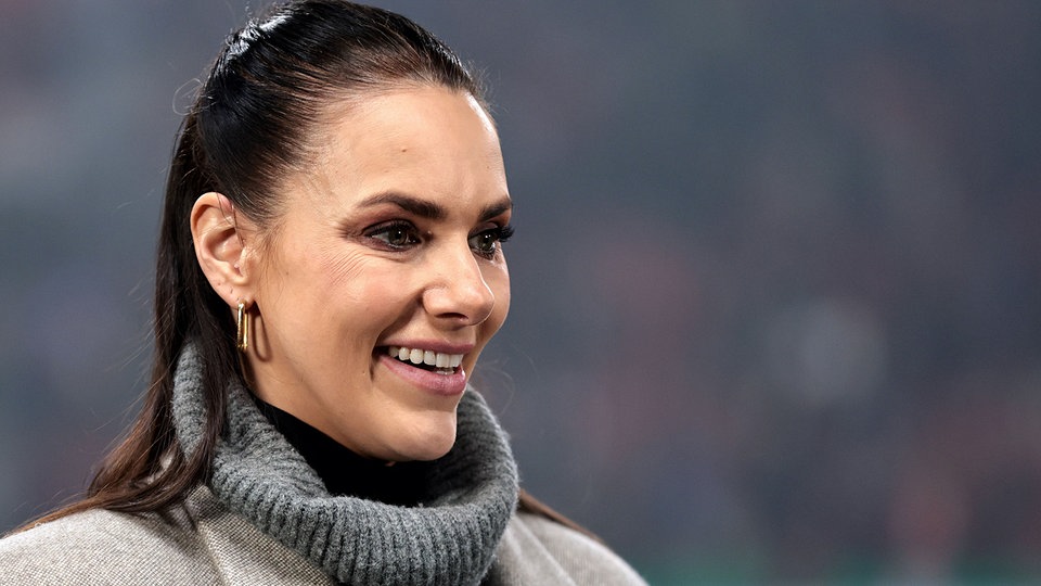 Sportschau Moderatorin Esther Sedlaczek: Zurück mit Baby Foto auf Instagram