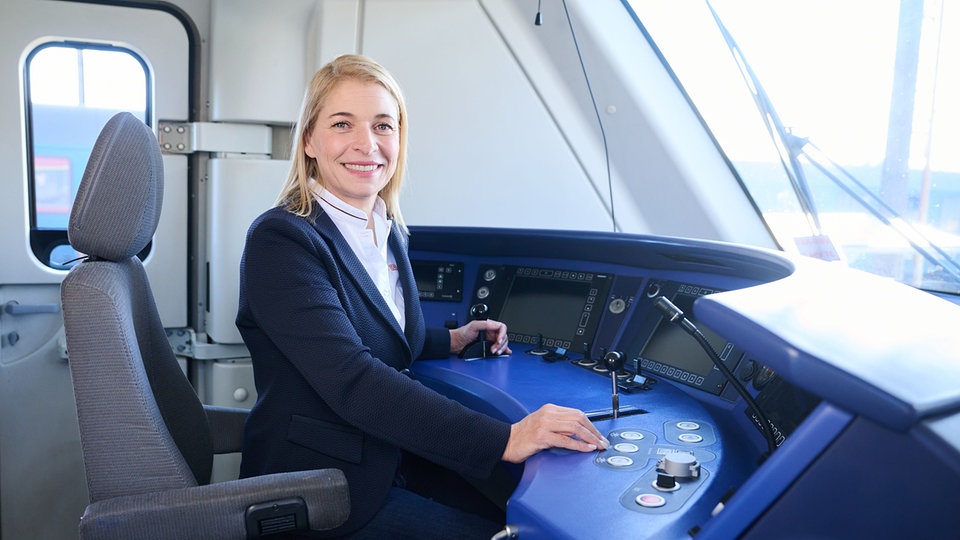 Neue Chefin, verschobene Pünktlichkeitsziele: Verkehrsminister Schnieders Strategie für die Bahn