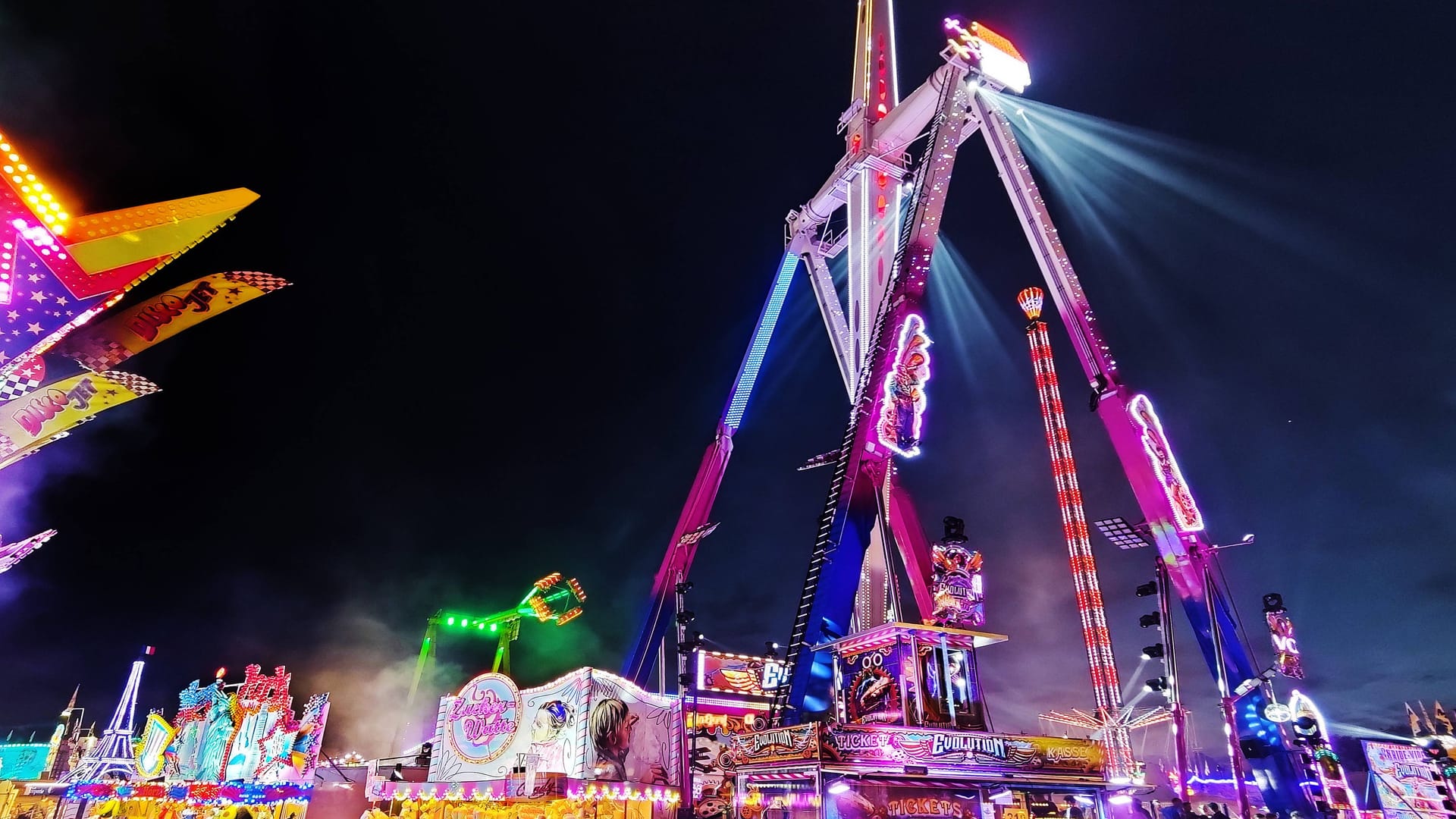 "Evolution" auf der Cranger Kirmes (Archivbild): Das Fahrgeschäft ist 66 Meter hoch.