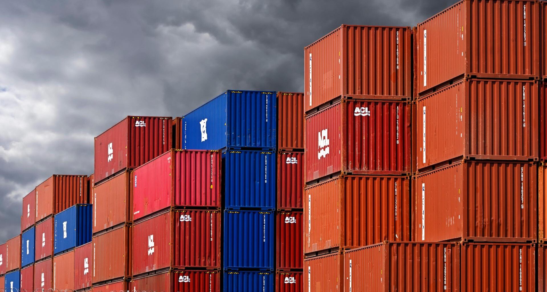 Gestapelte blaue und rote Container im Hafen von Hamburg