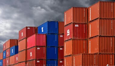 Gestapelte blaue und rote Container im Hafen von Hamburg