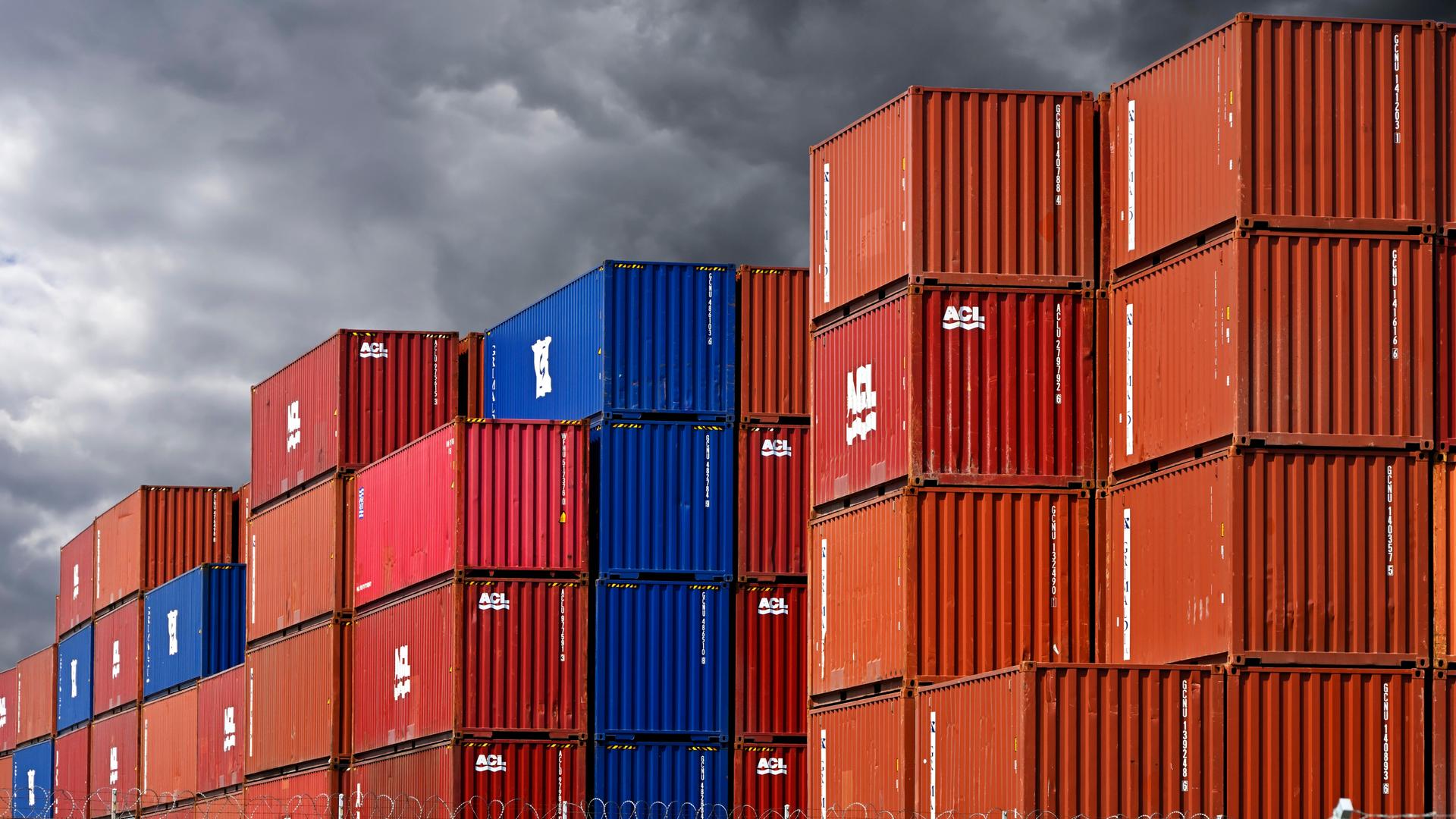 Gestapelte blaue und rote Container im Hafen von Hamburg