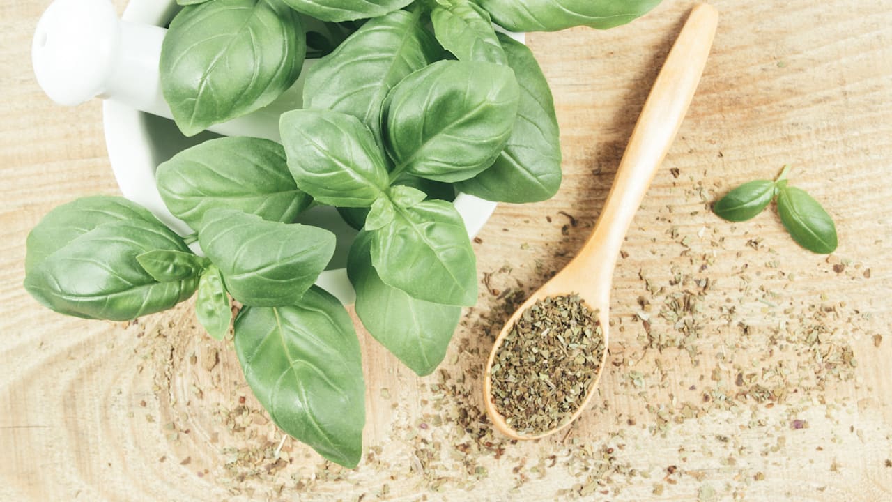 Lebensmittel-Rückruf: Krankheitserreger in Basilikum entdeckt | Leben & Wissen