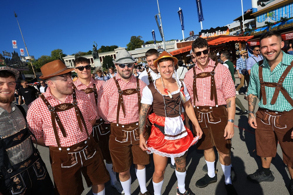 Für bayerische Trachtler wohl ein Affront: Kostüme in Lederhosen- und Dirndl-Optik.