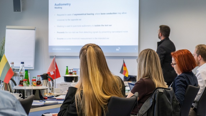 Fachkräfte aus 8 Nationen zur Fortbildung in Lübeck: International Summer Academy am Campus Hörakustik