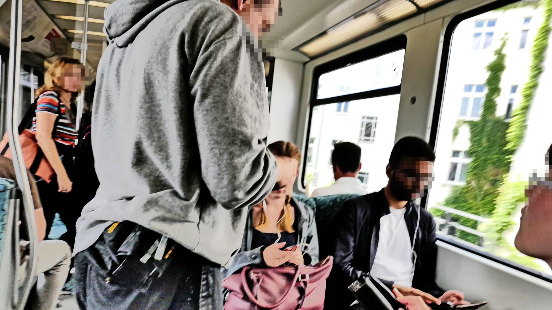Fahrkartenkontrolle (Symbolfoto): Der HVV plant am Donnerstag einen großangelegten Prüfmarathon.