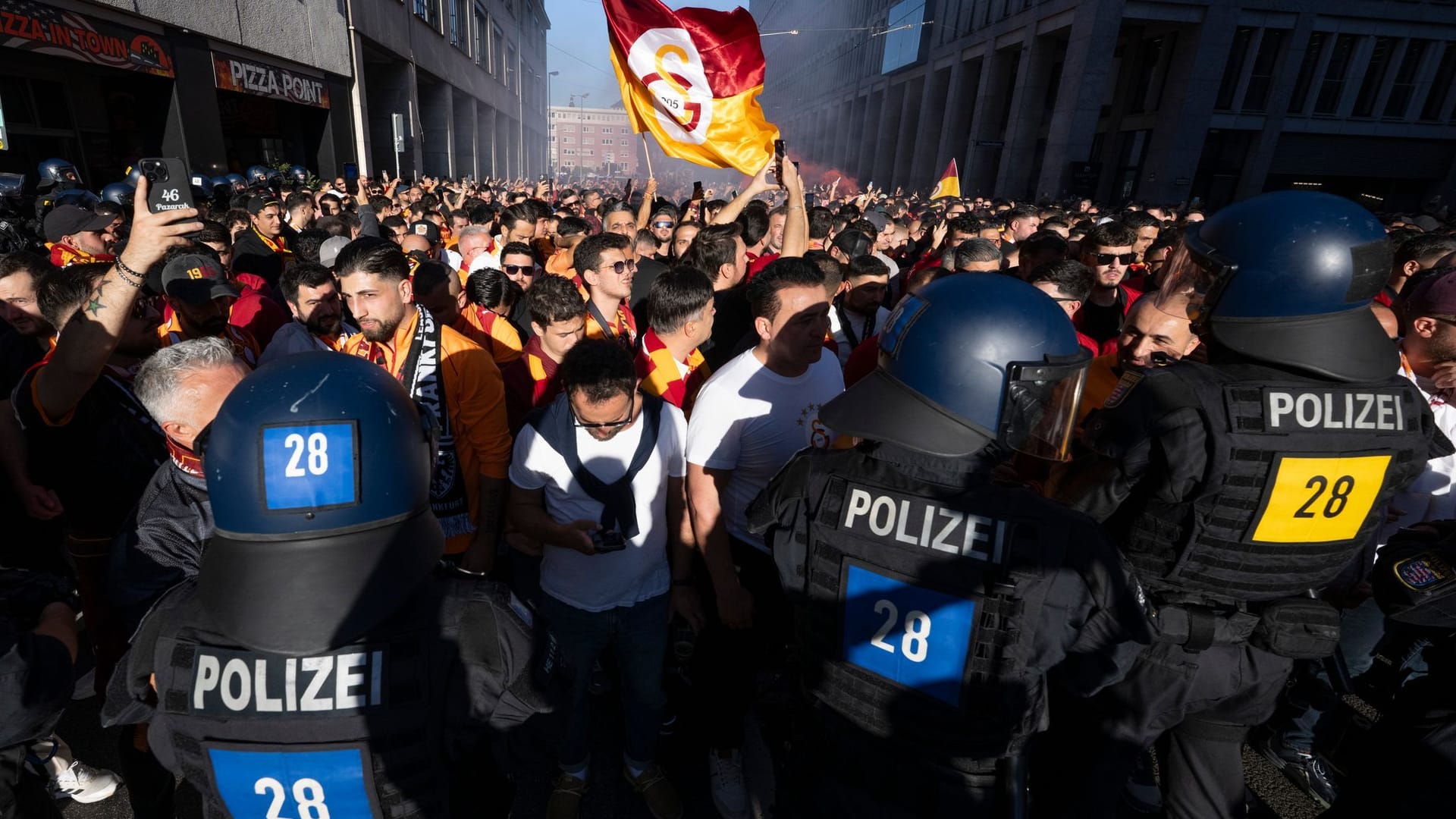 Fans von Galatasaray versammeln sich vor der Polizei in der Innenstadt von Frankfurt: Wegen der Rivalität zwischen den beiden Fangruppen setzte die Bundespolizei eine größere Anzahl an Einsatzkräften ein.