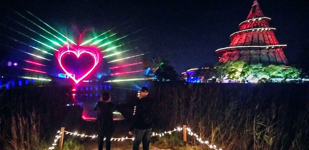 Lumagica Magdeburg 2023: Über dem Angersee wird alle zehn Minuten eine Laser-Licht-Show geboten. Auch der Turm ist zusätzlich illuminiert.