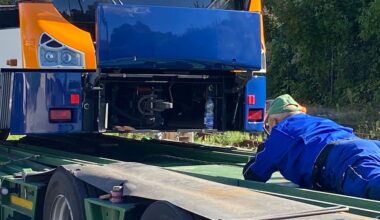 Millimeterarbeit mit einem 40 Tonnen schweren Transportgut: Jens Köhler von der Firma Schiller, der den Transport nach Mannheim begleiten wird, gibt per Funk Informationen an Fahrer Werner Deuber, der den Riesen-Lkw um ein paar Zentimeter versetzen muss, damit die Bahn auf den Auflieger gezogen werden kann.