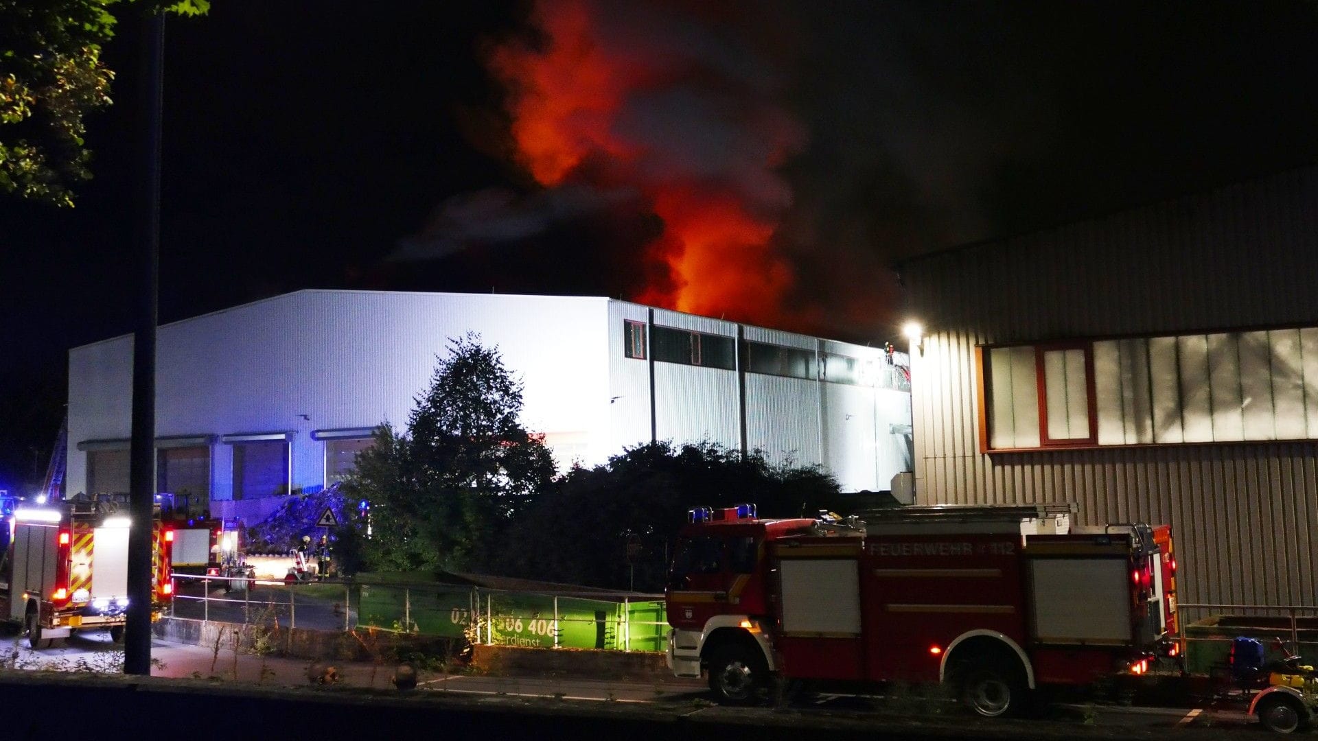 Feuer bei der Rhein-Sieg-Abfallgesellschaft: Die Einsatzkräfte wurden um kurz nach Mitternacht alarmiert.