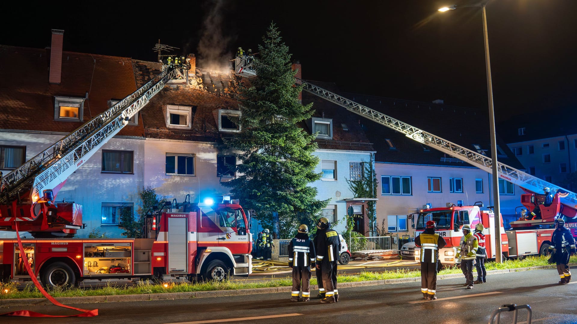 Feuerwehr im Einsatz: In der Nacht zum Dienstag kam es an der Marienbader Straße in Nürnberg zu einem verheerenden Wohnungsbrand. Feuerwehr im Einsatz: In der Nacht zum Dienstag kam es an der Marienbader Straße in Nürnberg zu einem verheerenden Wohnungsbrand.