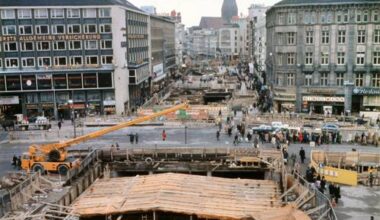 Hannover-Mitte, Ernst-August-Platz , Blick Richtung Bahnhofstraße in Richtung Kröpcke. Baugrube der U-Bahn-Baustelle und Passerelle (2002 umbenannt in Niki-de-Saint-Phalle-Promenade), Foto, o. J. (um 1974)