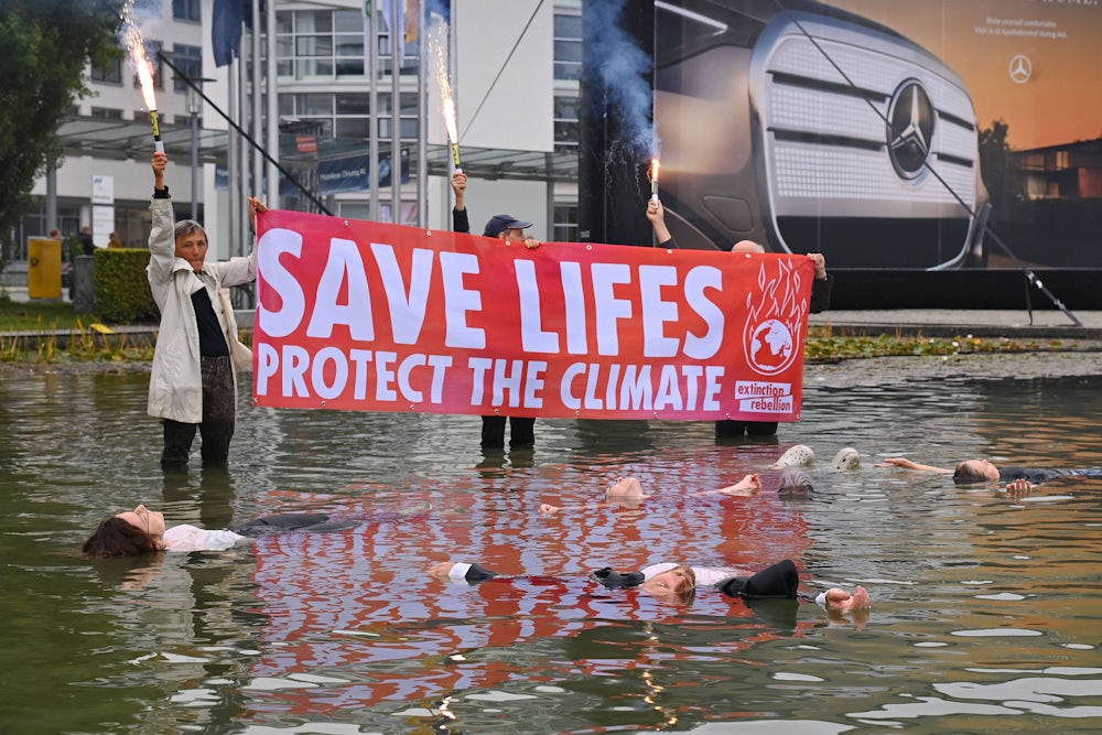 Die Protestaktionen gegen die IAA bleiben eher kuriose Farbtupfer - so wie zum Start der Ausstellung, als Aktivisten in den Messesee springen und sich tot stellen.