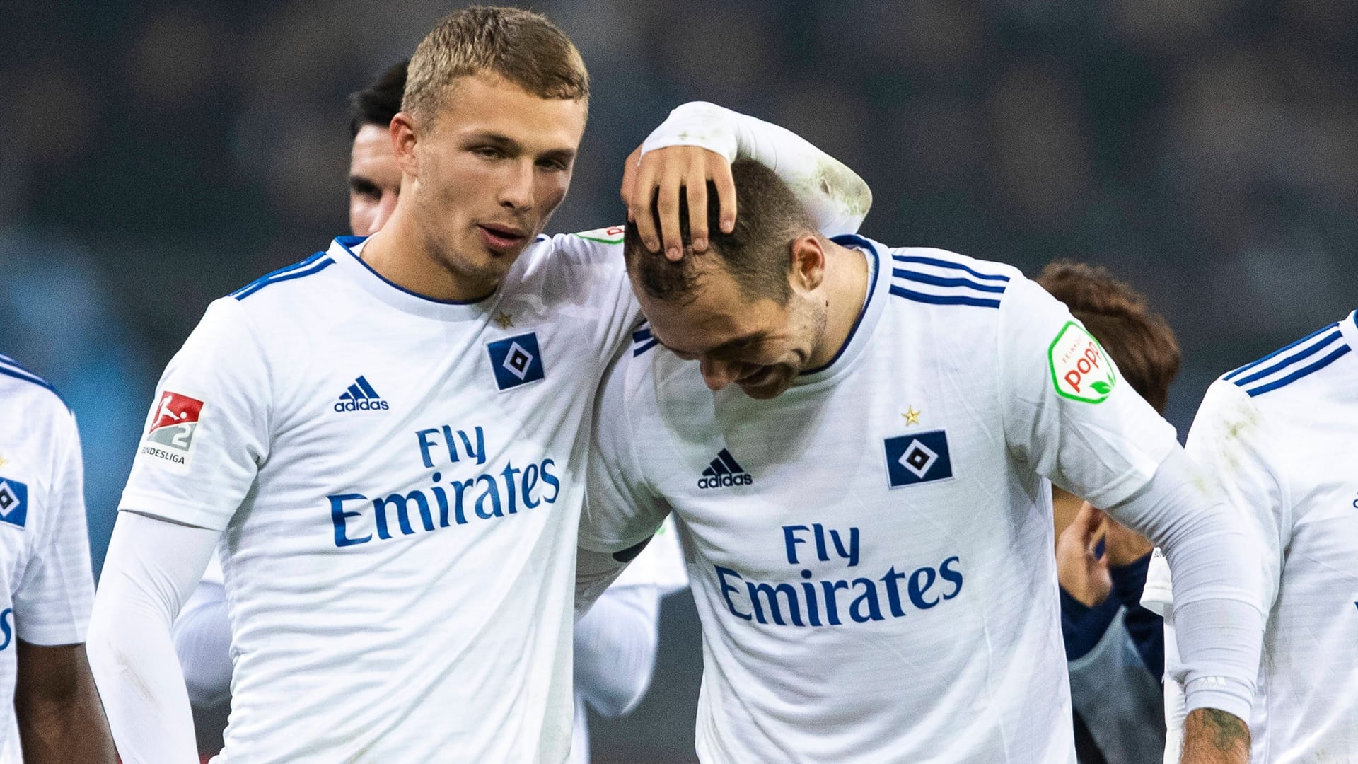 Fiete Arp (l.) und Pierre-Michel Lasogga feiern einen Sieg (Archivbild): Der 25 Jahre alte Stürmer ist offen für eine Rückkehr nach Hamburg.