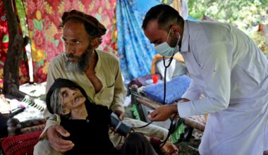 Frauen bleiben nach dem Erdbeben in Afghanistan unsichtbar unter Trümmern