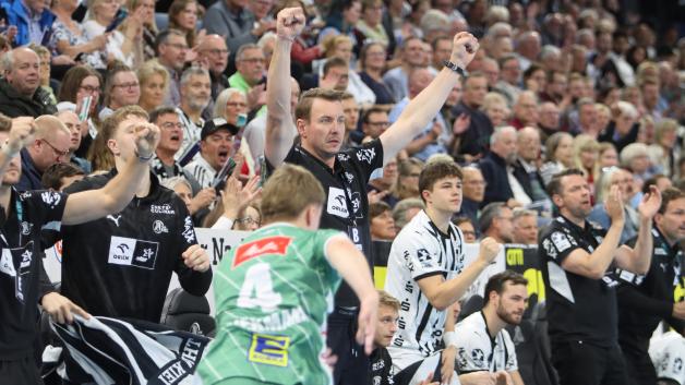 Die Bank des THW Kiel um Cheftrainer Filip Jicha (hinten Mitte) hatte am Donnerstagabend, 25. September, oft Grund zum Jubeln. Im Vordergrund Jan Malte Diekmann vom TSV GWD Minden.