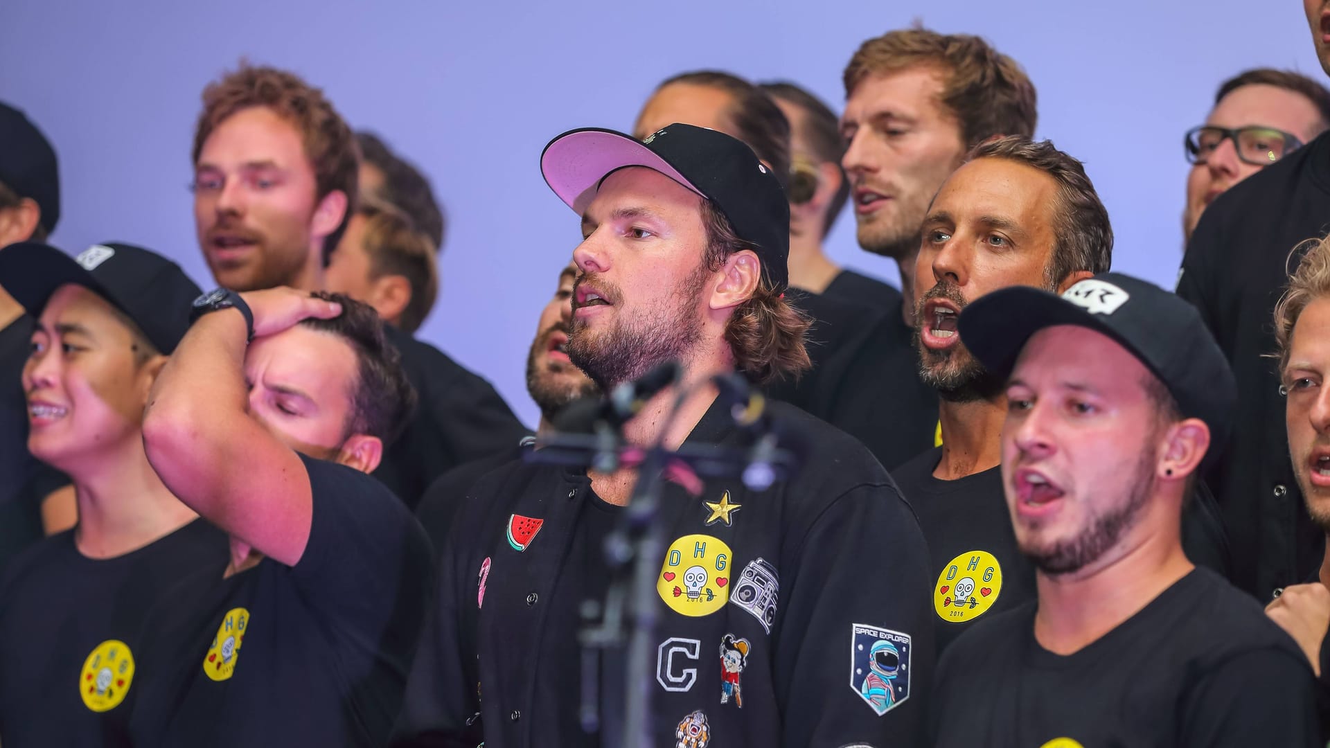 Flemming Pinck (Mitte) singt mit den Hamburger Goldkehlchen (Archivfoto): Der Chor kündigte sein letztes Konzert für 2026 an. Flemming Pinck (Mitte) singt mit den Hamburger Goldkehlchen (Archivfoto): Der Chor kündigte sein letztes Konzert für 2026 an.