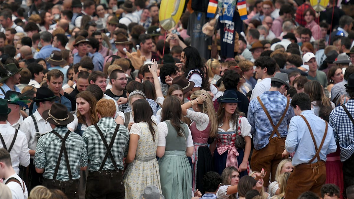 Wegen Überfüllung: Münchner Oktoberfest kurzzeitig geschlossen – „Menschen waren panisch, haben geschrien und geheult“