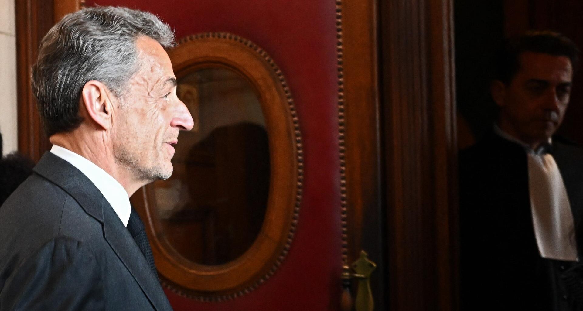 Der frühere französische Präsident Sarkozy im Seitenprofil in einem Gerichtssaal.