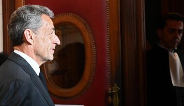 Der frühere französische Präsident Sarkozy im Seitenprofil in einem Gerichtssaal.