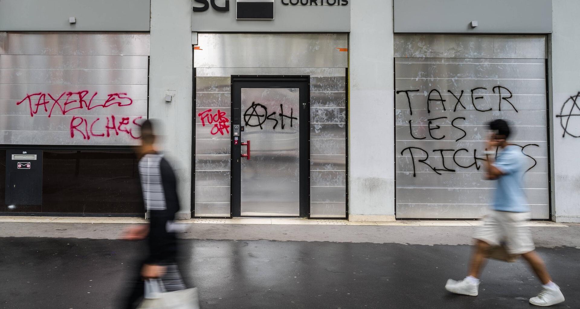 Graffiti an der Fassade einer Bank in der französischen Stadt Toulouse fordern "Taxer les riches" (Die Reichen besteuern)