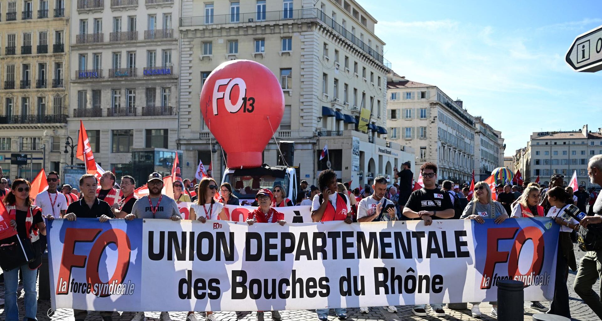 Demonstranten halten in Marseille ein Banner der französischen Gewerkschaft FO (Force Ouvrière) hoch, während eines Tages landesweiter Streiks und Proteste, zu denen die Gewerkschaften wegen des französischen Staatshaushalts aufgerufen haben.