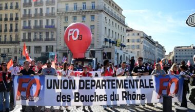 Demonstranten halten in Marseille ein Banner der französischen Gewerkschaft FO (Force Ouvrière) hoch, während eines Tages landesweiter Streiks und Proteste, zu denen die Gewerkschaften wegen des französischen Staatshaushalts aufgerufen haben.