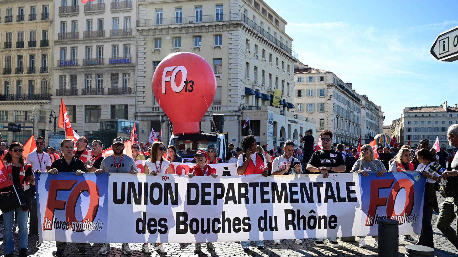 Demonstranten halten in Marseille ein Banner der französischen Gewerkschaft FO (Force Ouvrière) hoch, während eines Tages landesweiter Streiks und Proteste, zu denen die Gewerkschaften wegen des französischen Staatshaushalts aufgerufen haben.