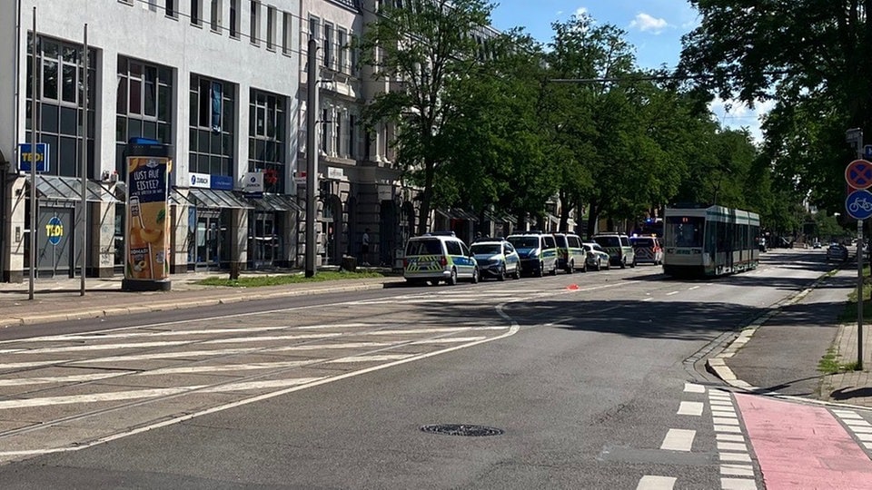 Frau auf offener Straße in Magdeburg getötet: Polizei rätselt über Motiv