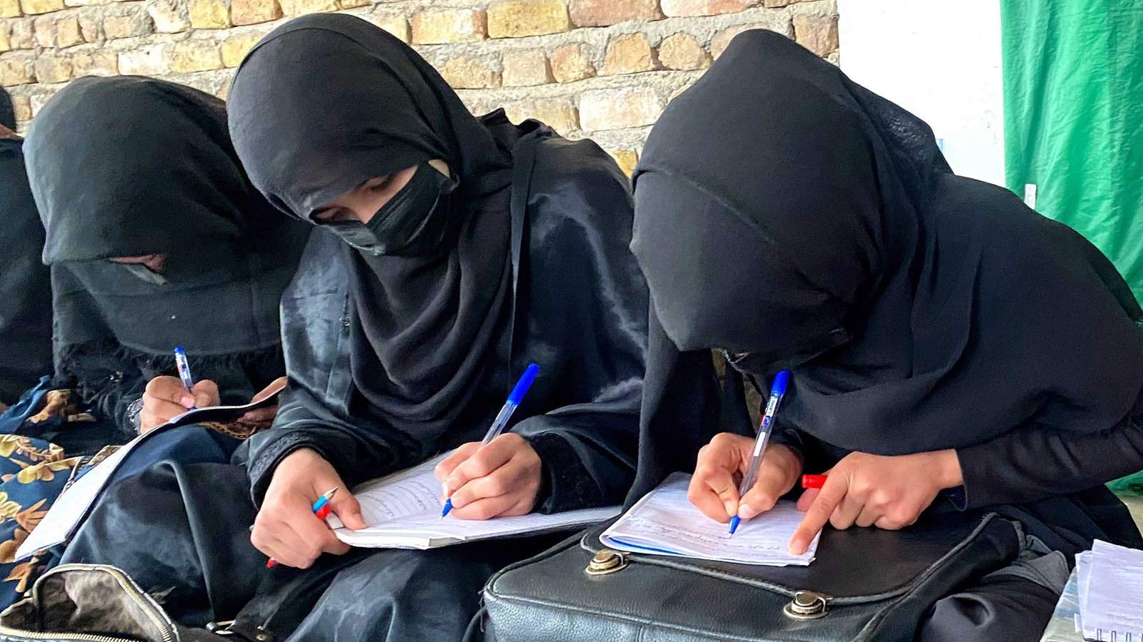 Taliban verbieten Bücher von Frauen - Kulturnachrichten - Kultur