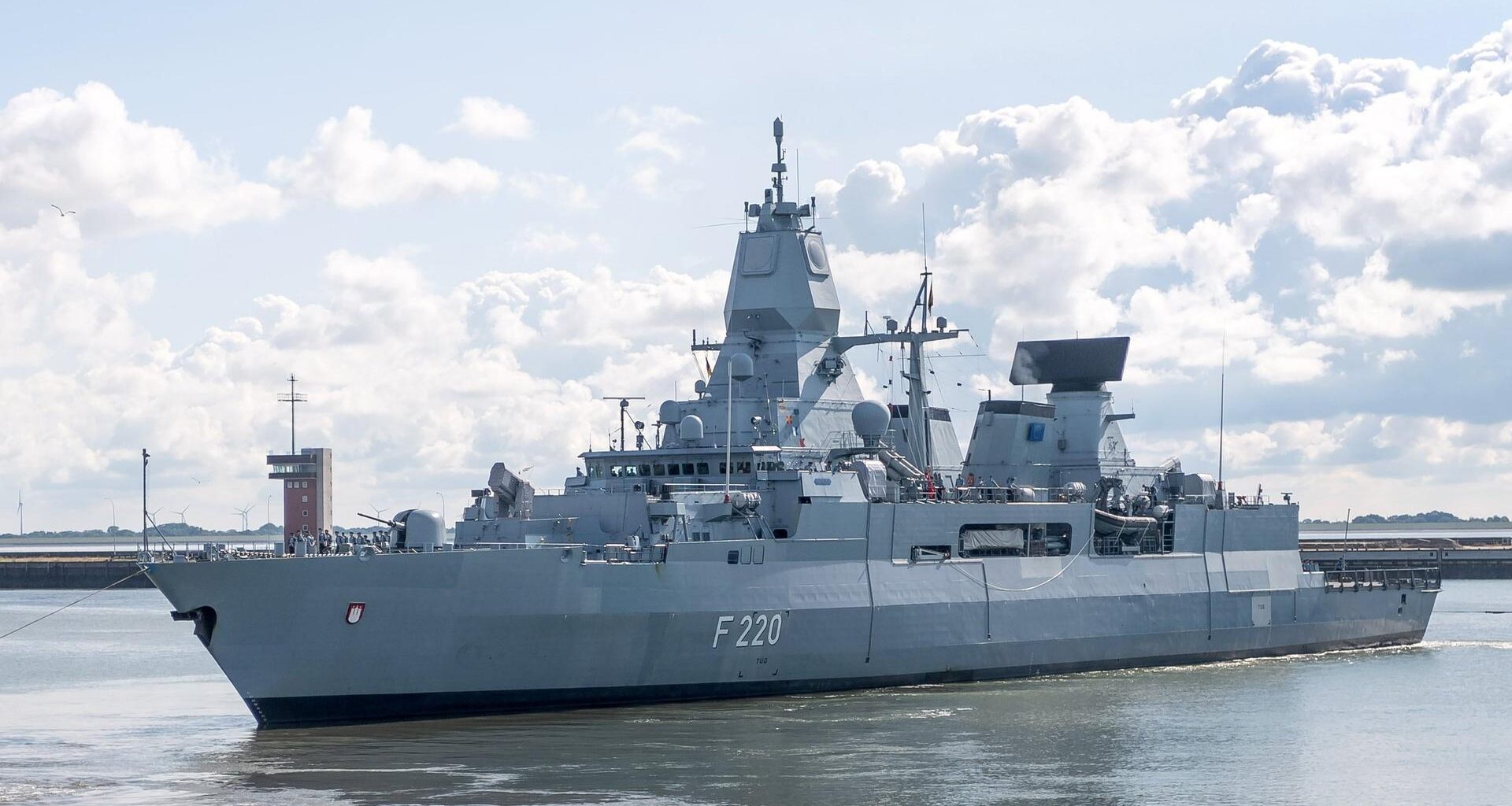 Die Fregatte "Hamburg" läuft aus einem Hafen aus.