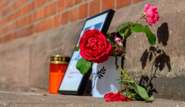 Blumen und Kerzen stehen am Bahnhof von Friedland, wo das 16-jährige Mädchen umkam