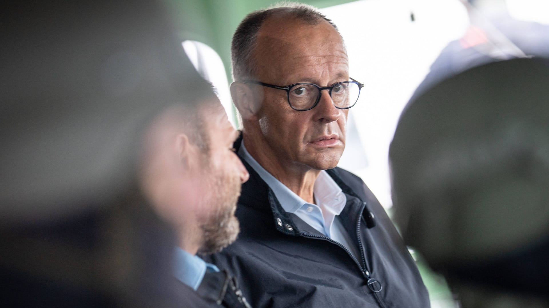 Friedrich Merz beim Besuch der Bundesmarine: Die Zahl hybrider Angriffe auf der Ostsee nimmt zu, wie die deutschen Reeder melden.