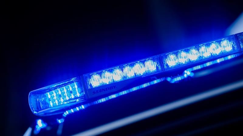 Ein leuchtendes Blaulicht auf einem Polizeifahrzeug.