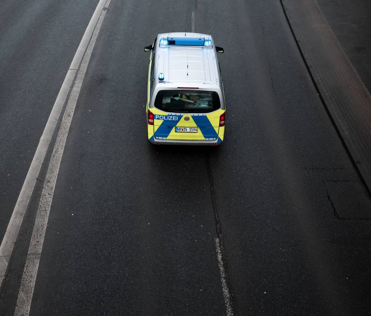 Steinwurf von Brücke bei Moers gefährdet Autofahrer