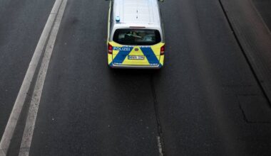 Steinwurf von Brücke bei Moers gefährdet Autofahrer