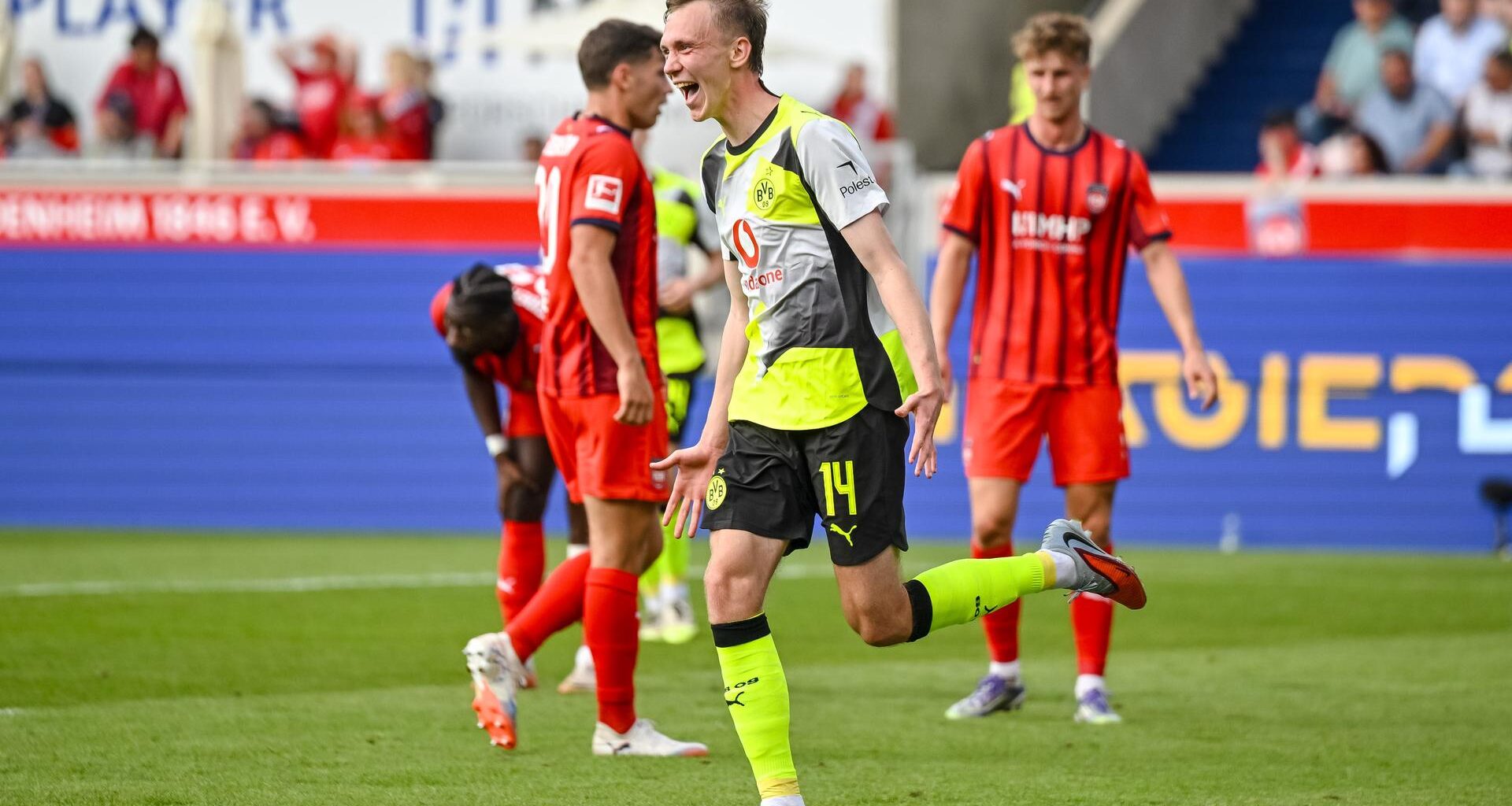 In der Fußball-Bundesliga jubelt Maximilian Beier von Borussia Dortmund nach seinem Tor zum 0:2 in Heidenheim.