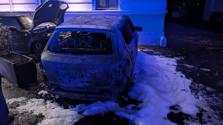 FW-BN: Feuerwehr verhindert Übergreifen eines PKW-Brandes auf Wohngebäude in Bad Godesberg