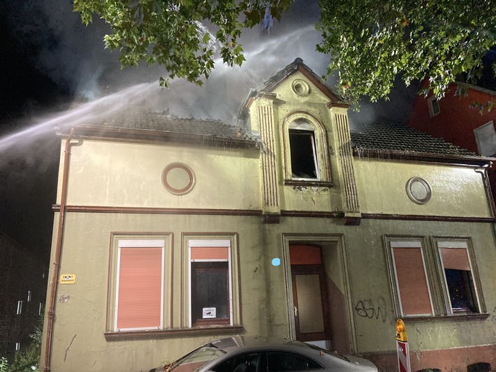 FW-BO: Dachstuhlbrand in einem leerstehendem Wohnhaus in Bochum-Leithe