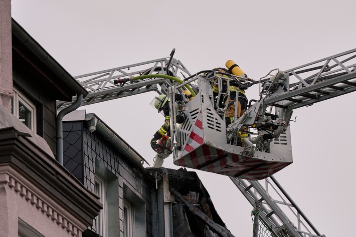 FW-E: Dachstuhlbrand in Essen-Kray - Gebäude unbewohnbar