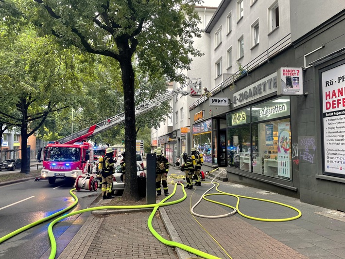 FW-E: Kellerbrand im Essener Stadtkern - Brandrauch breitet sich in mehreren Gebäuden aus