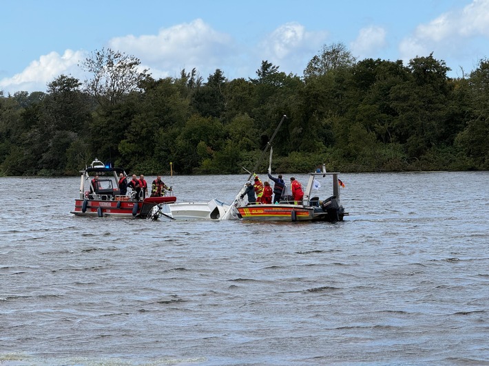 FW-E: Segelboot auf dem Baldeneysee drohte zu sinken - Feuerwehr Essen und DLRG im Einsatz