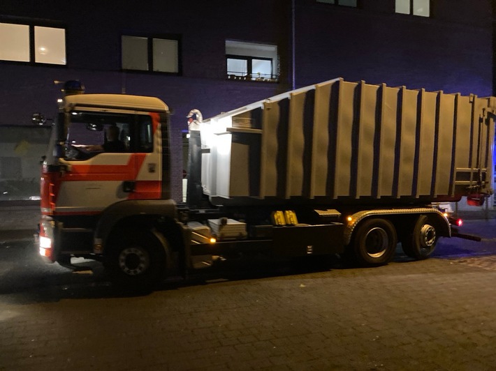 FW-F: Brand in einer Papierpresse - aufwändiger und langwieriger Einsatz